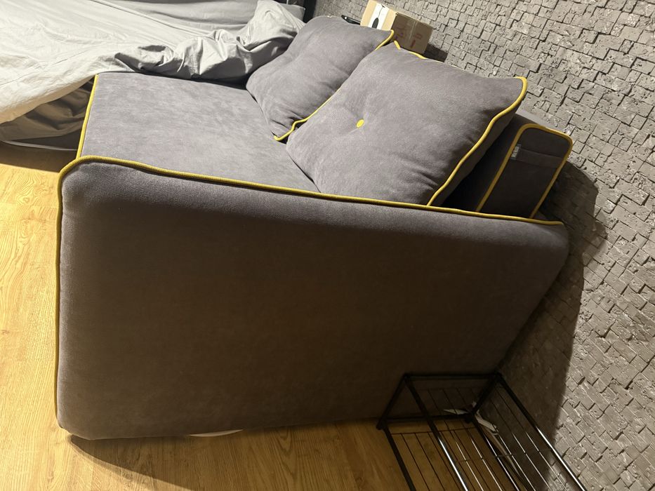 Диван сіро жовтий