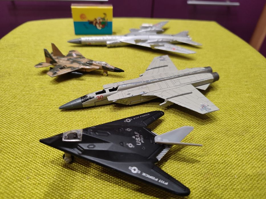 Лот іграшкових літаків