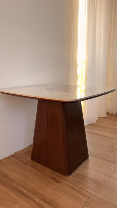 Sprzedam piękny stół w stanie idyalnym.