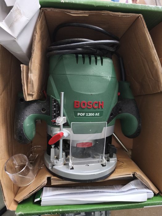 Tupia 1200W POF 1200 AE Bosch + Jogo 6 Fresas 8mm Bosch