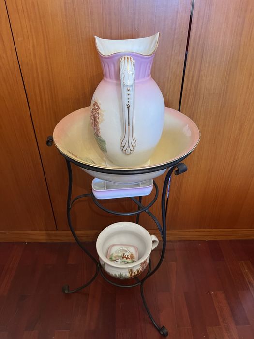 Conjunto Vista Alegre Antigo – Jarro, Bacia, Penico e Saboneteira