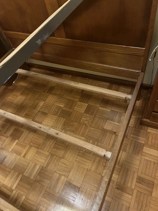 Recheio de quarto em madeira