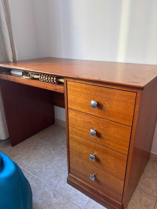 Cama de criança com secretária