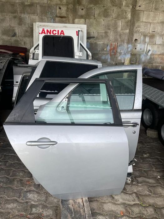 Porta traseira direita Nissan Primera P12 carinha 2002-2006