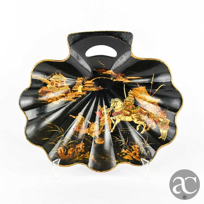 Bandeja de migalhas em forma de concha em papier mâché e laca chinesa