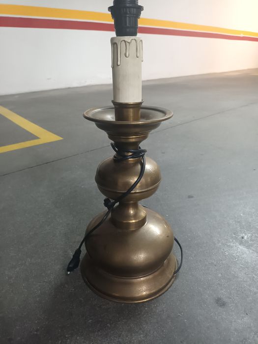 Candeeiro em latão 
Altura: 55cm
Candeeiro