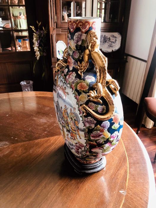 Jarrão Oriental em cerâmica,  pintado à mão