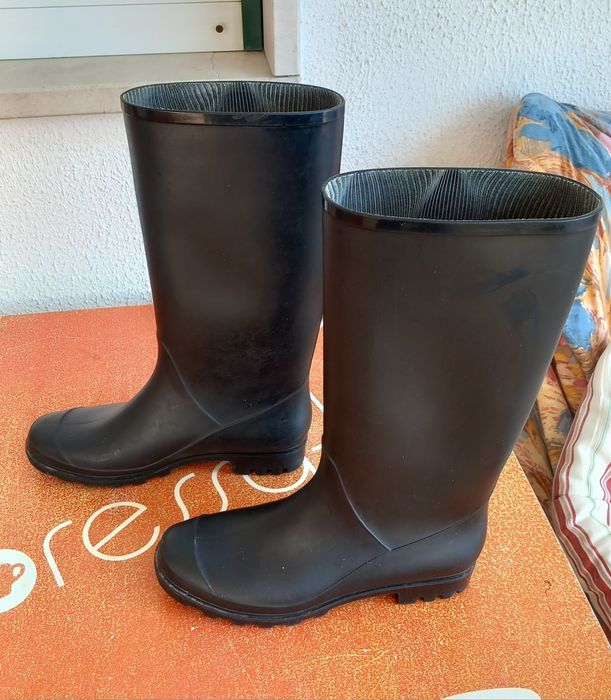 BOTAS IMPERMEÁVEIS,GALOCHAS.Dois pares pretas n°37.Pesca,campo,terreno