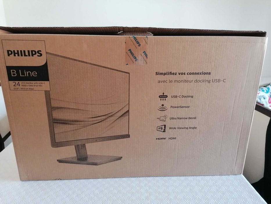 Monitor Philips com cabos