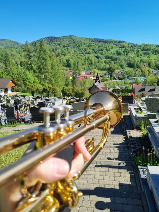 Trębacz/trąbka na pogrzeb. Cisza,Ave Maria.