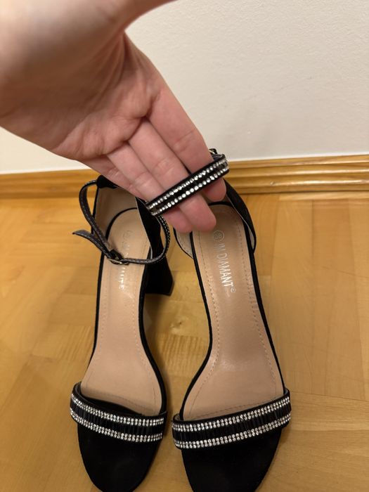 Czarne buty na obcasie