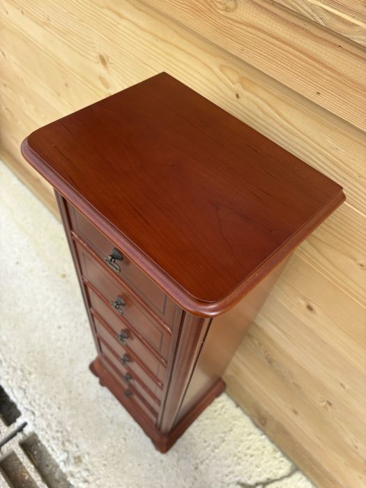 Móvel estilo clássico em madeira maciça