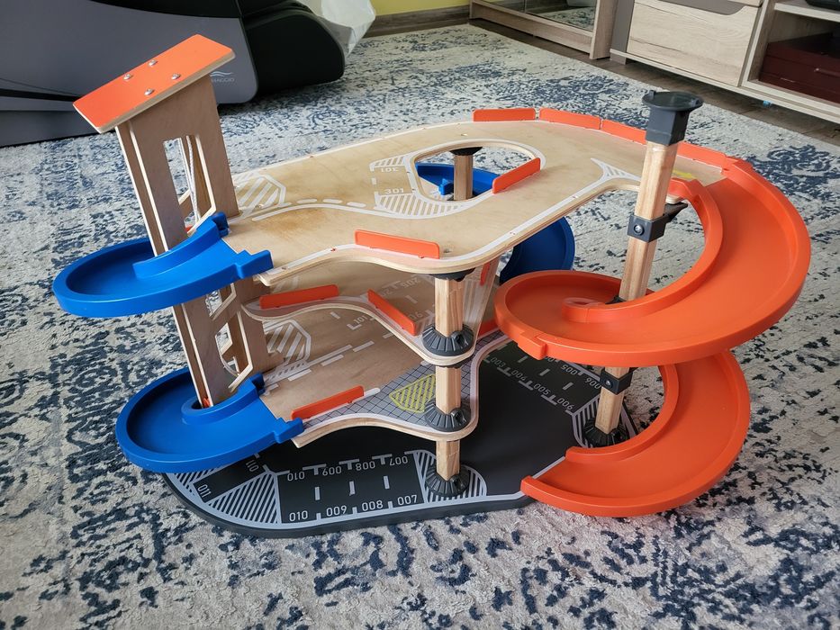 Zabawka garaż piętrowy