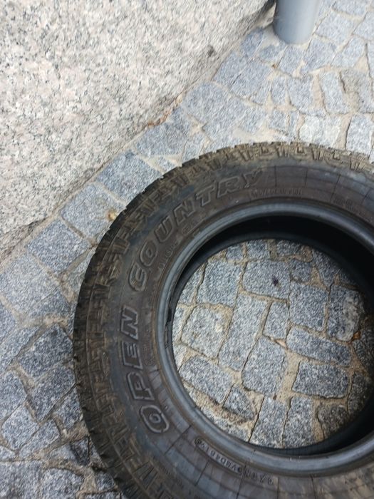 Vendo pneus semi-novos 195/80/15 Toyo