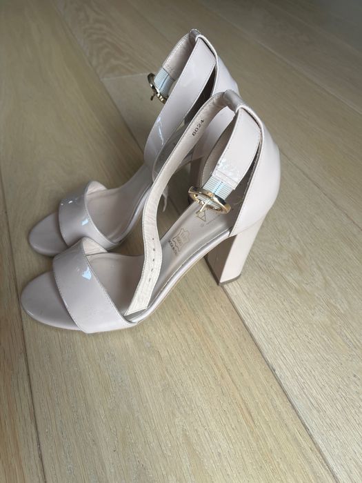 Sandałki lakier nude na słupku Sala skórzana wkładka 25 stopa 24,5 cm