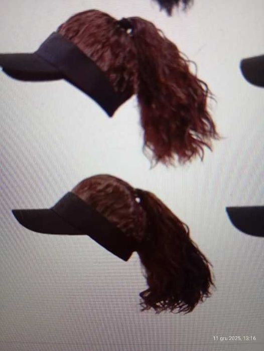 Peruka w czapce z daszkiem. Nowa