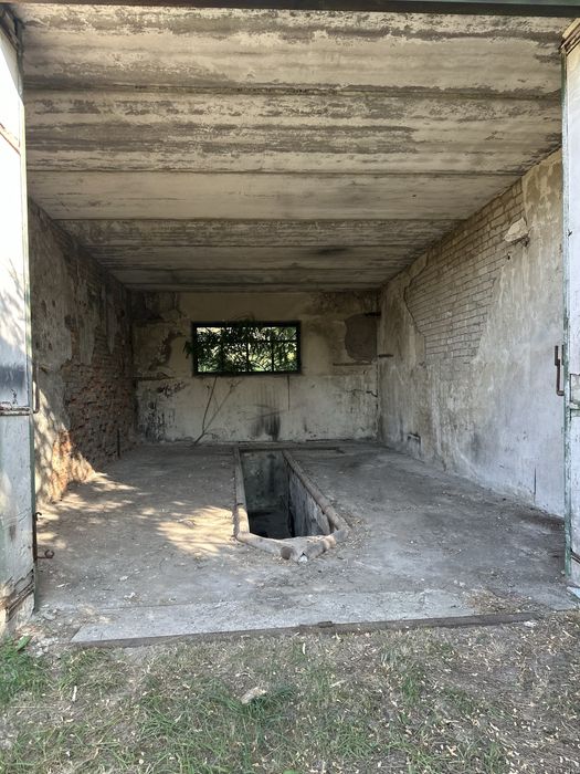 Здається бокс з оглядовою ямою