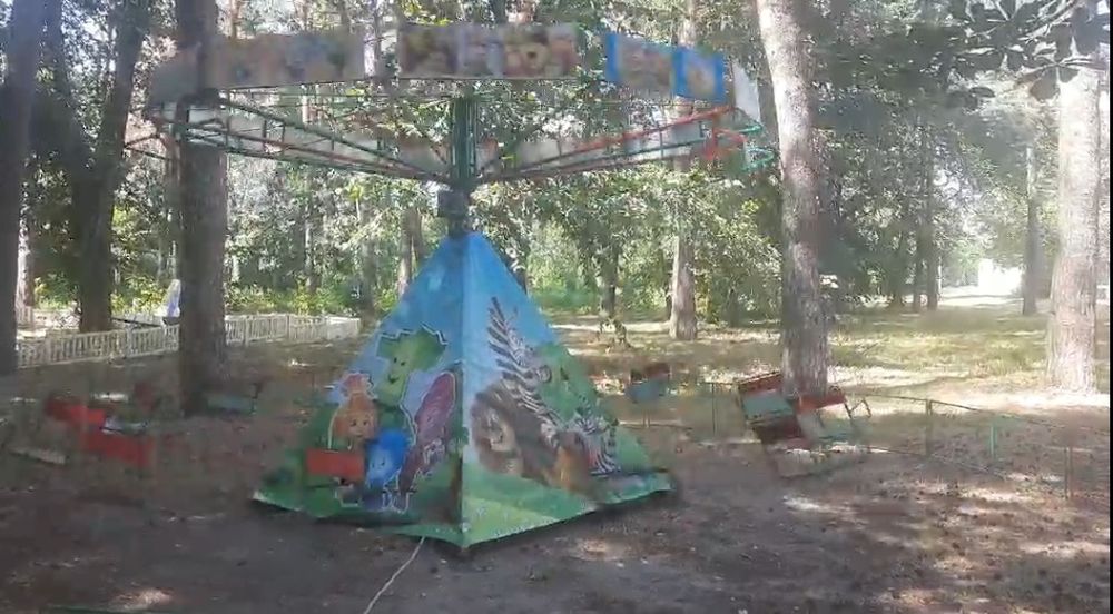 Карусель, надувная горка, аттракционы