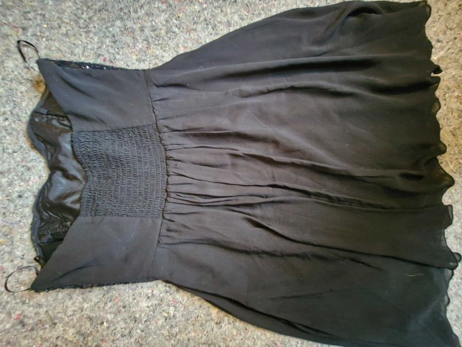 Czarna sukienka na piersi