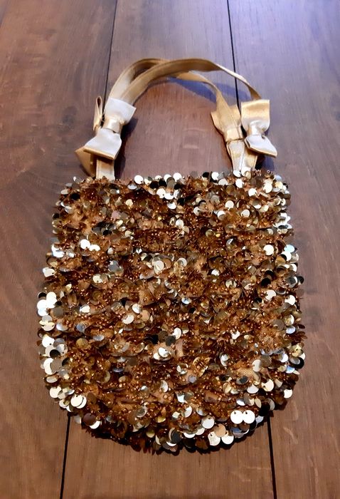 Złota torebka wizytowa torebka wyszywana cekinami. Mango. MNG. Cekiny