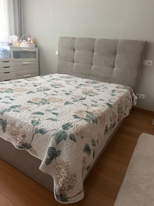 Cama de casal com arrumação