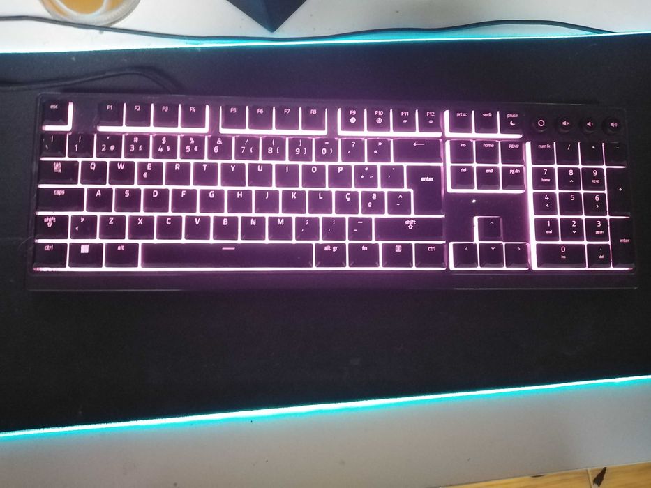 Teclado e rato com muito pouco uso comprei na wortem á 2 meses!!