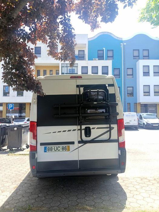 Campervan moderna e compacta e bem equipada – liberdade total para 4 pessoas