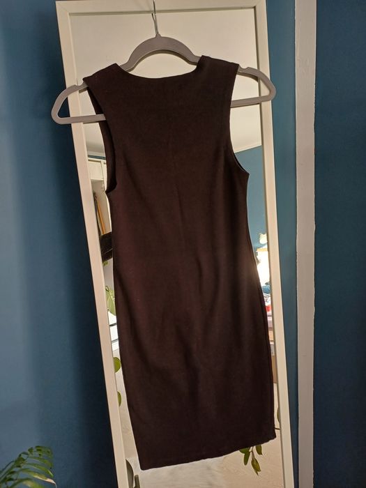 Sukienka czarna dopasowująca się do figury