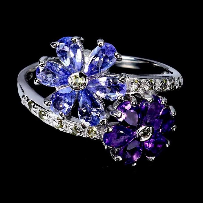 Кольцо из серебра 925 пробы с танзанитом и аметистом.Размер18