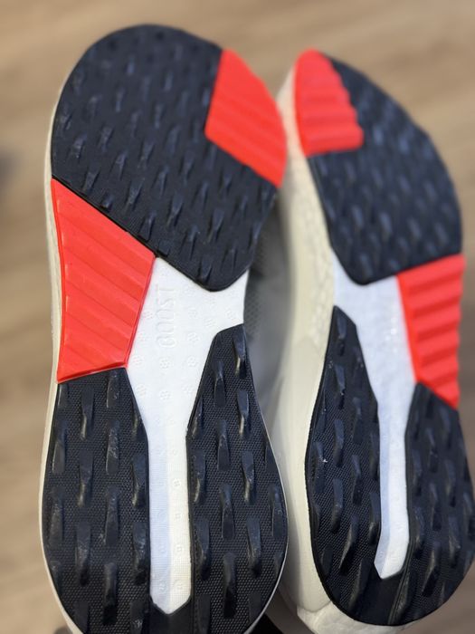 Кросівки adidas AVRYN