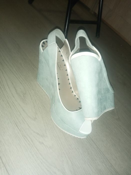 Продам босоножки