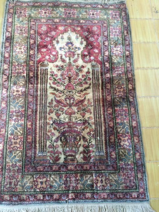 Tapete Persa praticamente novo com pouco uso