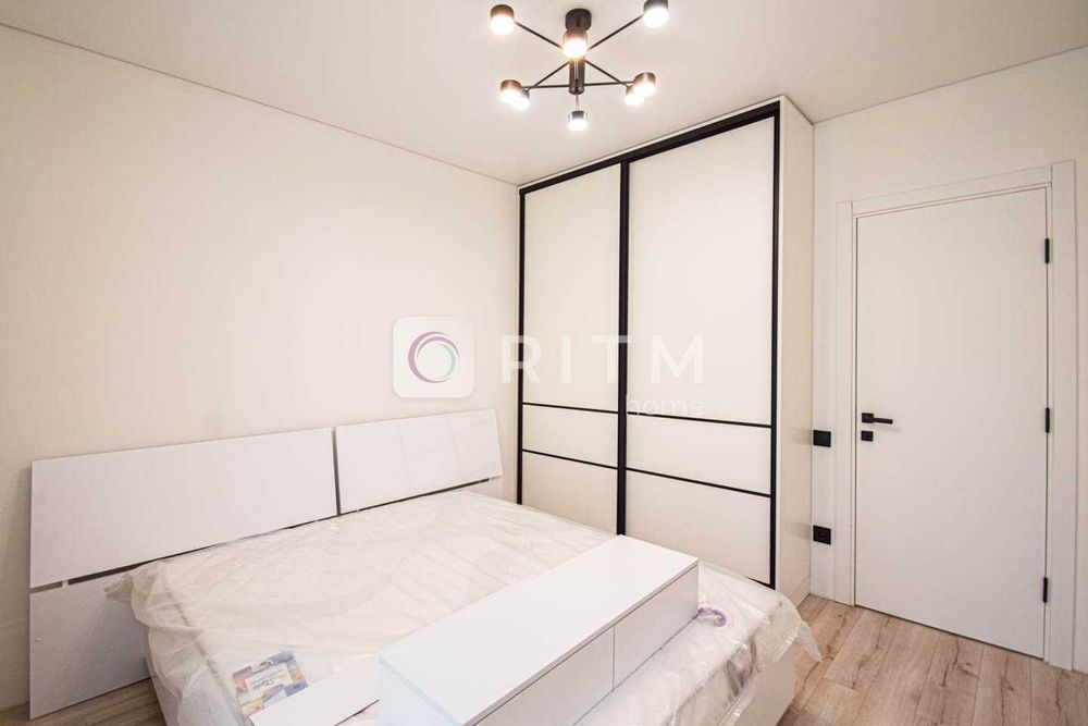 Продається сучасна 2-кімнатна квартира + кухня студія в центрі міста