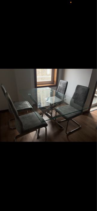 Mesa e cadeiras