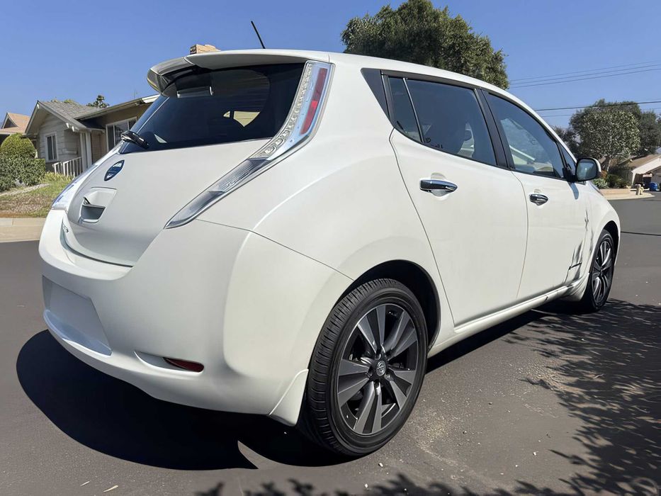 Nissan LEAF      2015