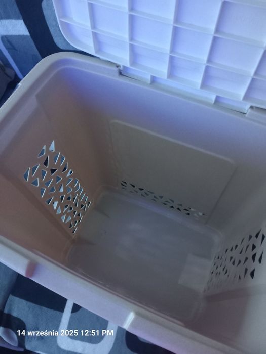 Kosz plastikowy na bieliznę i Kosze na odpady