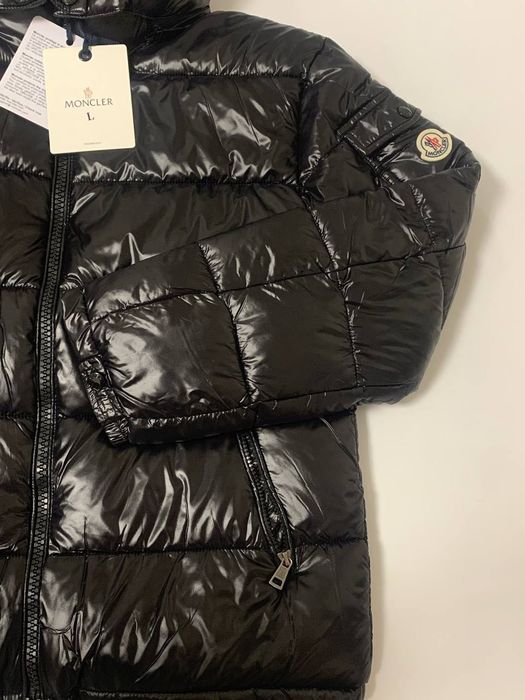 Куртка Moncler чорна, глянцева з відʼємним капюшоном, розміри M–XL
