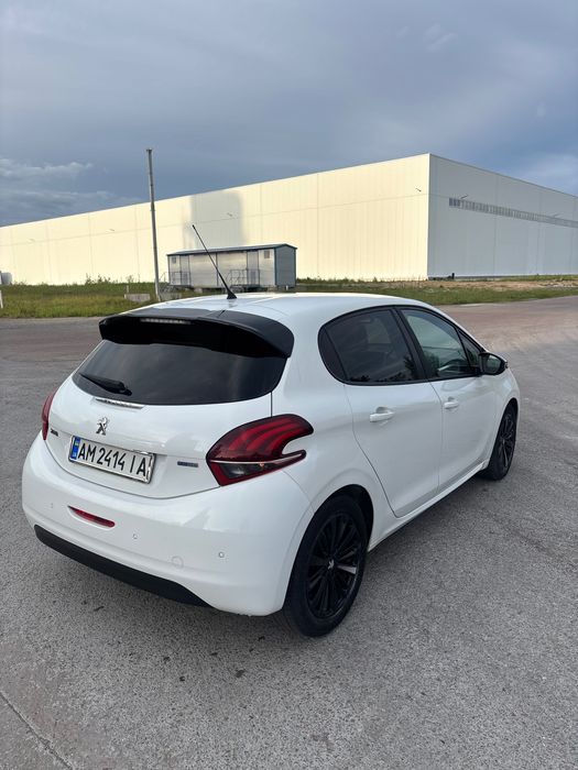 Продаю авто Peugeot 208 2016