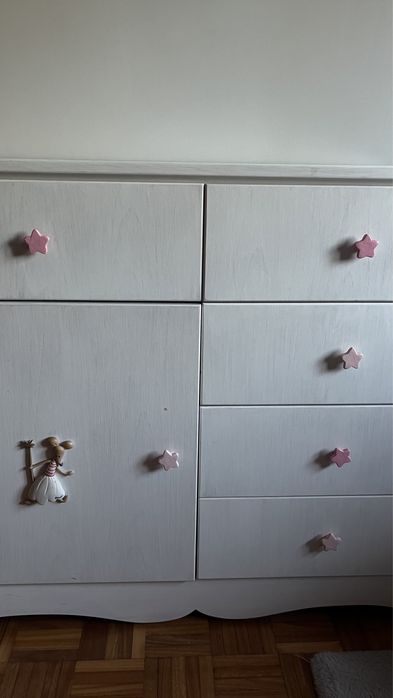 Cómoda branca com puxadores de estrela