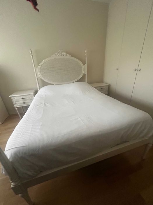 Cama D. Maria lacada com 2 mesinhas de cabeceira