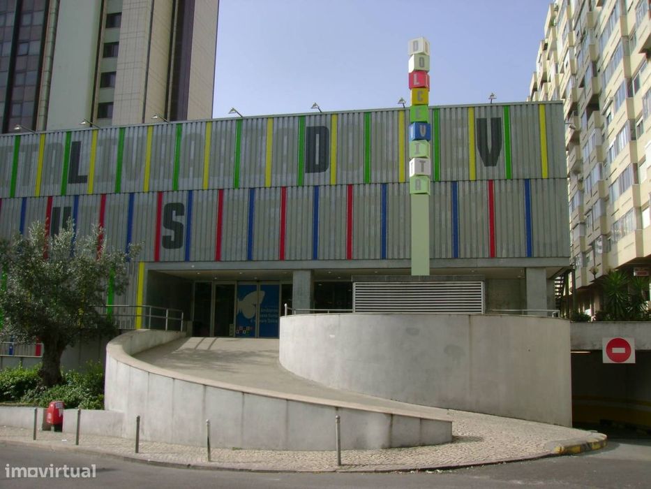 Imóvel comercial com montra e estacionamento