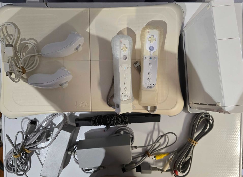 Nintendo Wii Completa Branca + 2 Comandos Brancos + 2 Nunchuk Brancos + 1 Balance Board Base Fit Branca  + Cabos Brancos