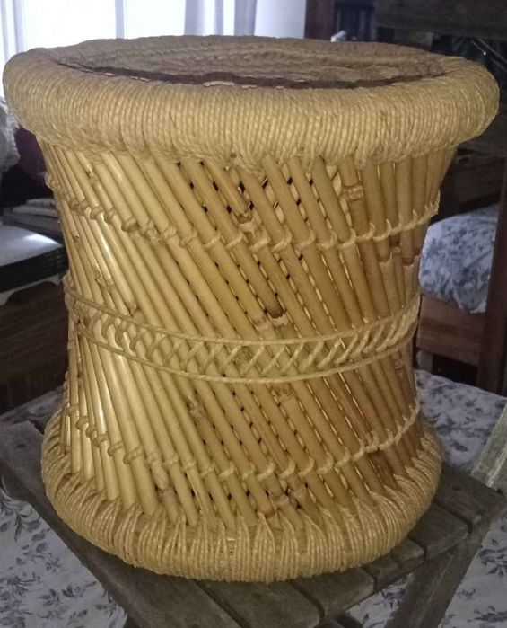 2 bancos em fibra natural artesanais –
