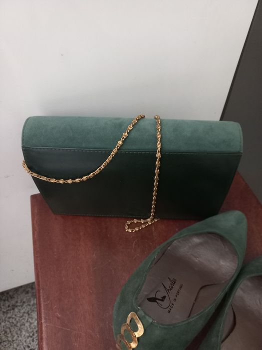 Conjunto de sapatos e bolsa em camurça verde