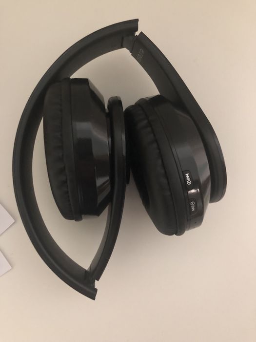 Нові бездротові навушники чорні складні