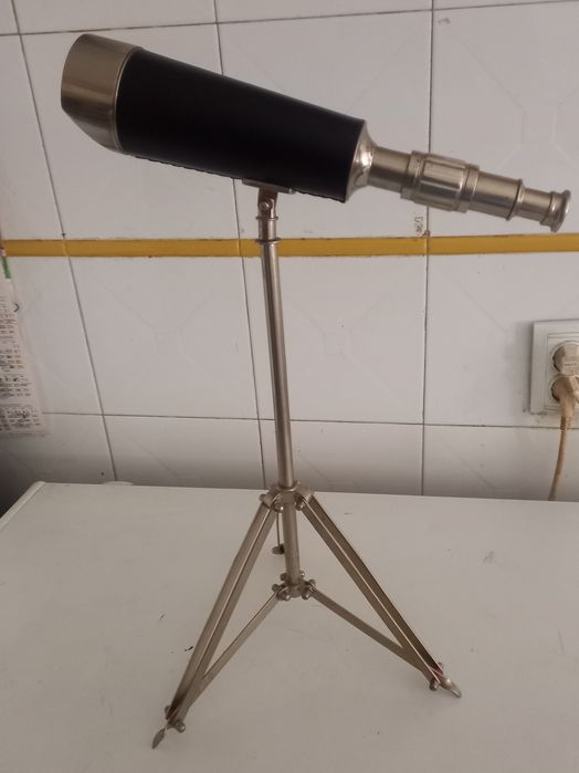 Telescópio com tripé.