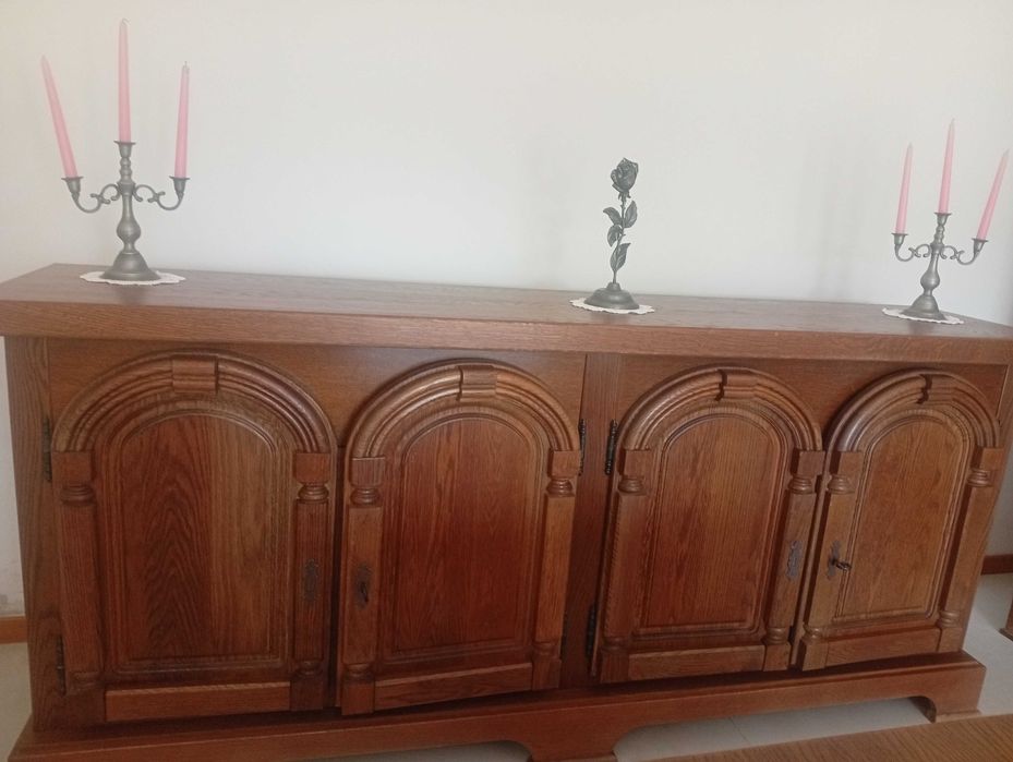 Móveis de sala incluindo mesa e cadeiras