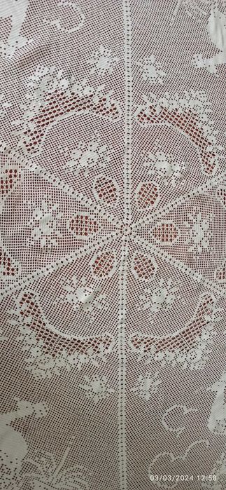 Linda toalha artesanal, redonda em renda