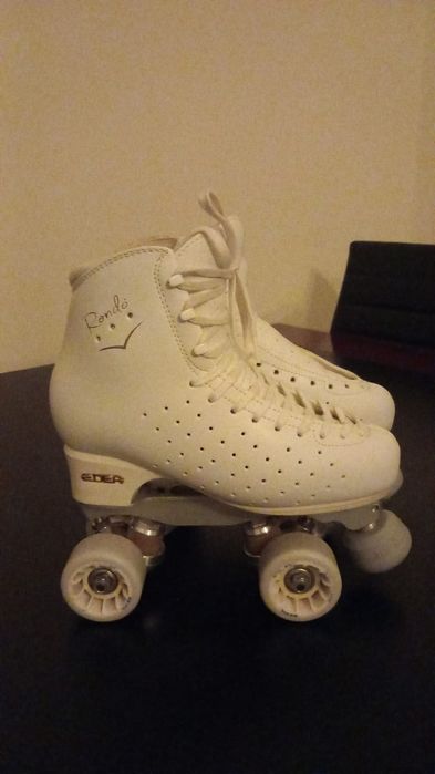 Patins, saco e proteções para patinagem artística