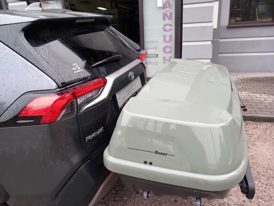Box montowany na hak holowniczy  Hapro Boxer 420 L - mocny, solidny w kolorze oliwkowej zieleni. Odchylany - umożliwia dostęp do bagażnika samochodu
